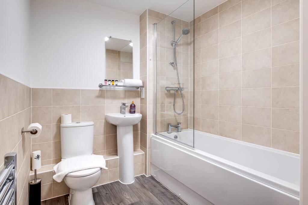 The Versace Suite With 4 Beds And Secure Free Parking Birmingham Dış mekan fotoğraf